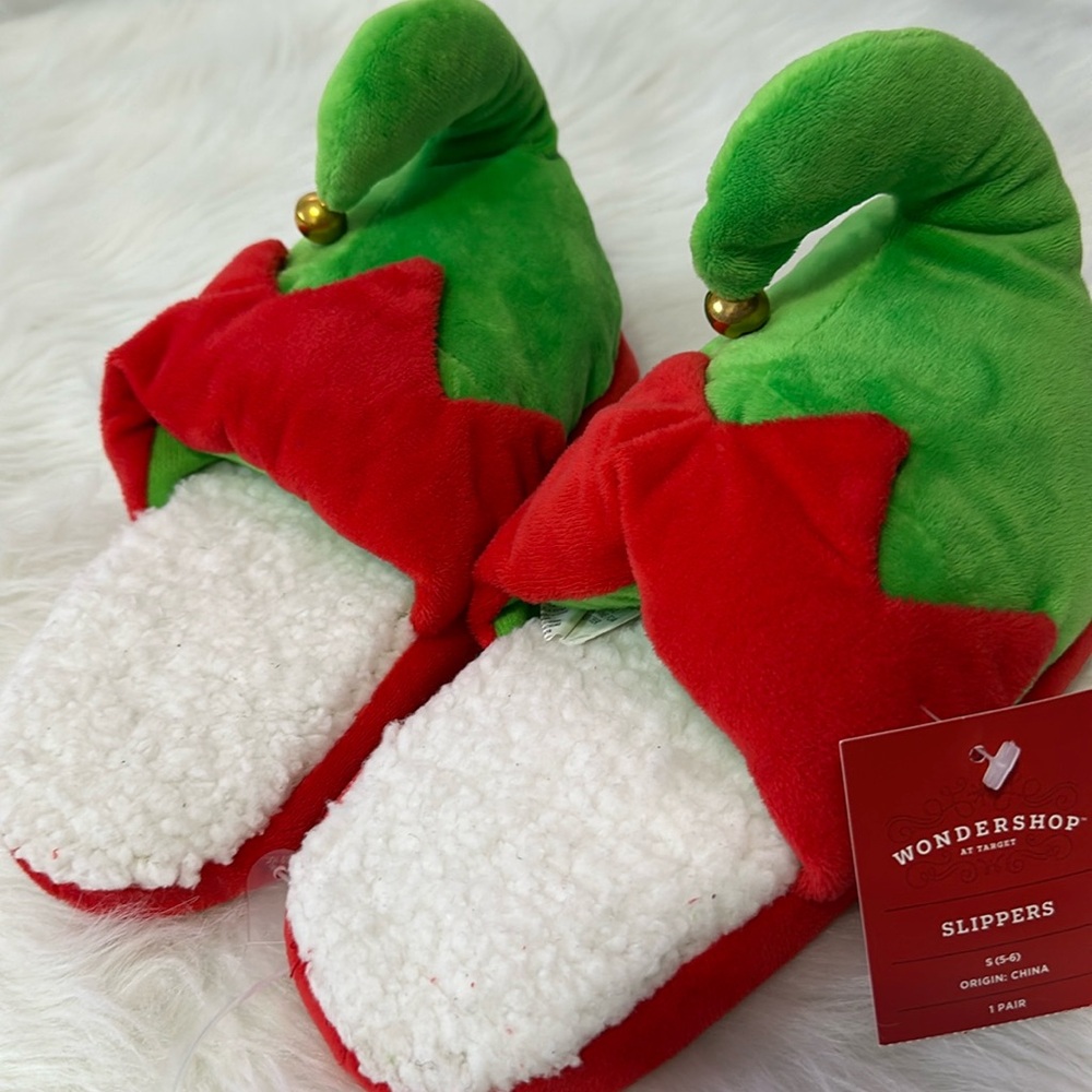 NWT CHRISTMAS ELF JINGLE BELLS SLIPPERS ( SZ 5-6 )